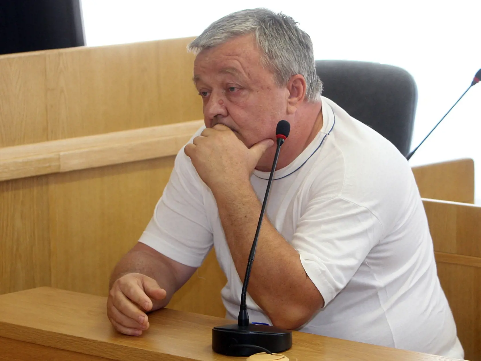 Bývalý advokát Mikuláša Černáka Daniel Maukš je roky stíhaný za napomáhanie vraždy Mariána Karcela, ktorého usmrtili v roku 2000 a za ktorú už právoplatne odsúdili Branislava Adamča, jej objednávateľom bol, podľa rozsudku Černák.