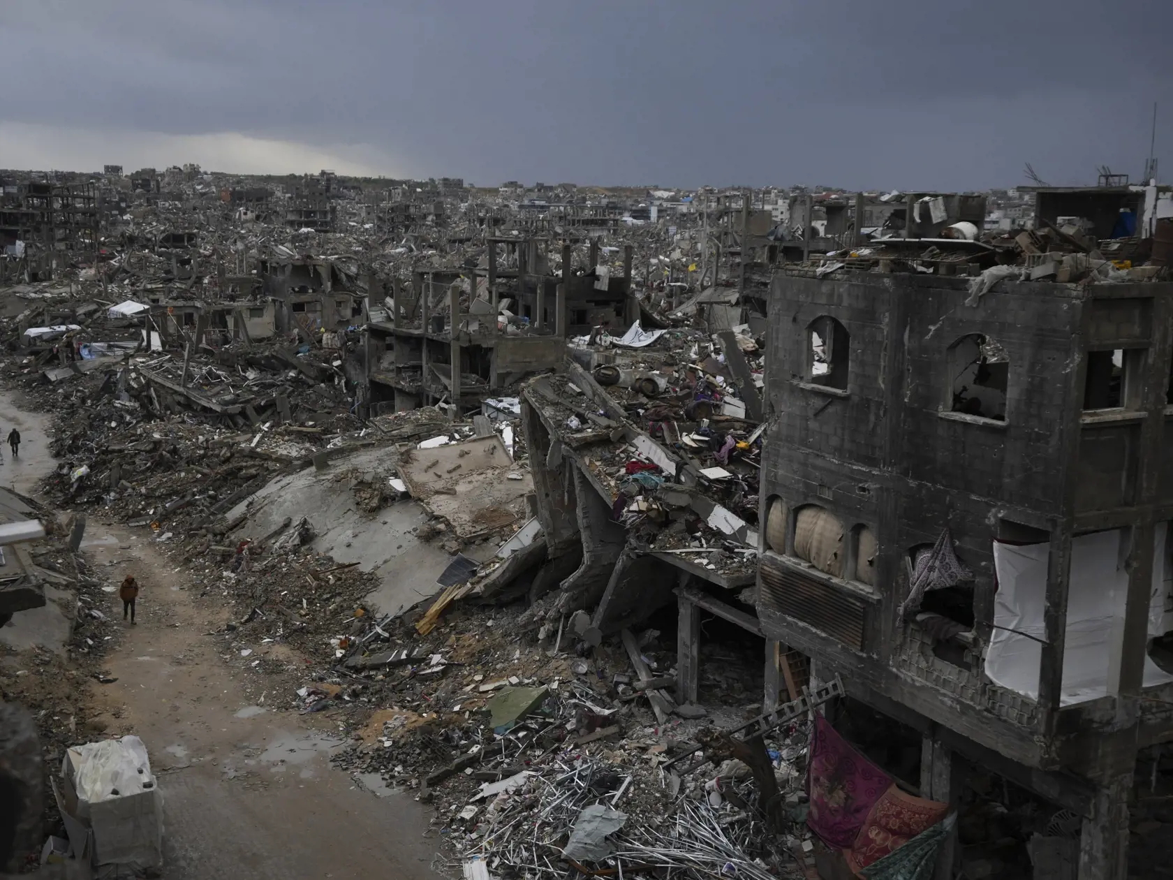 JB 9 Džabalíja - Palestínčania kráčajú po deštruktívne zničenej ulici po izraelskom leteckom útoku a pozemnej ofenzíve v meste Džabalíja v Pásme Gazy 6. februára 2025. FOTO TASR/AP

Palestinians walk in the destruction caused by the Israeli air and ground offensive in Jabaliya, Gaza Strip, Thursday, Feb. 6, 2025. (AP Photo/Abdel Kareem Hana)