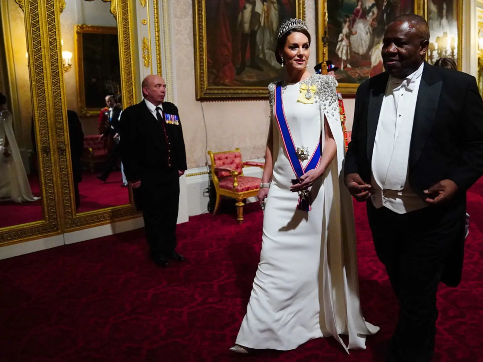 Celkový výber šiat pripomínal róbu princeznej Diany počas počas oficiálnej návštevy Hongkongu v roku 1989. Kate si navyše ako poctu zosnulej svokre vzala obľúbenú tiaru zosnulej Lady Diany, ktorá ju od Alžbety II. dostala v roku 1981. Tú doplnila perlovými náušnicami, ktoré rovnako patrili Williamovej matke.