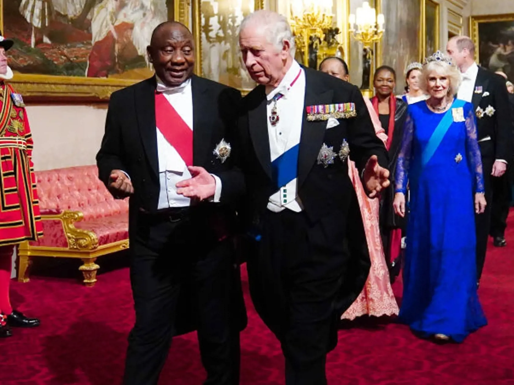 Počas banketu odviedol skvelú prácu aj samotný kráľ Charles, ktorý vystupoval v prvom rade ako diplomat. Kráľ Charles predniesol svoj prvý veľký prejav k zahraničnému vodcovi na tróne, aby naznačil, že jeho monarchia bude riešiť dedičstvo kolonializmu. Vo vyjadreniach pred juhoafrickým prezidentom Cyrilom Ramaphosom nový panovník uviedol, že aspekty vzťahu medzi oboma krajinami „vyvolali hlboký zármutok“, ale zároveň vyzval na budúcu spoluprácu.