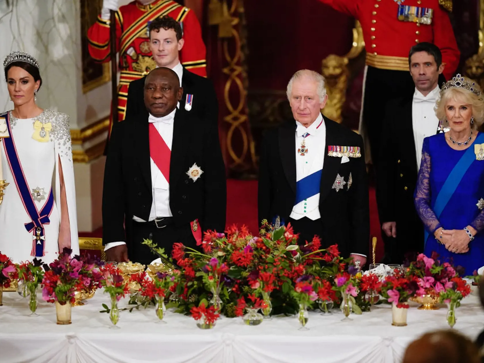 Princezná z Walesu Kate, ktorá je známa svojim vycibreným a elegantným vkusom, nesklamala ani počas prvého štátneho banketu Kráľa Charlesa, ktorý sa konal v utorok v priestoroch Buckinghamského paláca. Kate Middleton (41) pri tejto príležitosti oslnila v bielych šatách zdobených drahokamami od svojej obľúbenej návrhárky Jenny Packham. Výberom šperkov si dokonca uctila zosnulú princeznú Dianu aj nedávno zosnulú kráľovnú Alžbetu.
