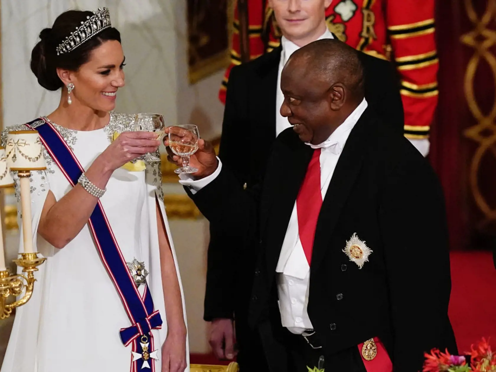 Dokonalý vzhľad Kate však nebol to jediné, čím pútala pozornosť. Počas celého slávnostného večera venovala svoju pozornosť prezidentovi Juhoafrickej republiky Cyrilovi Ramaphosovi, ktorý bol čestným hosťom na bankete nového britského panovníka.