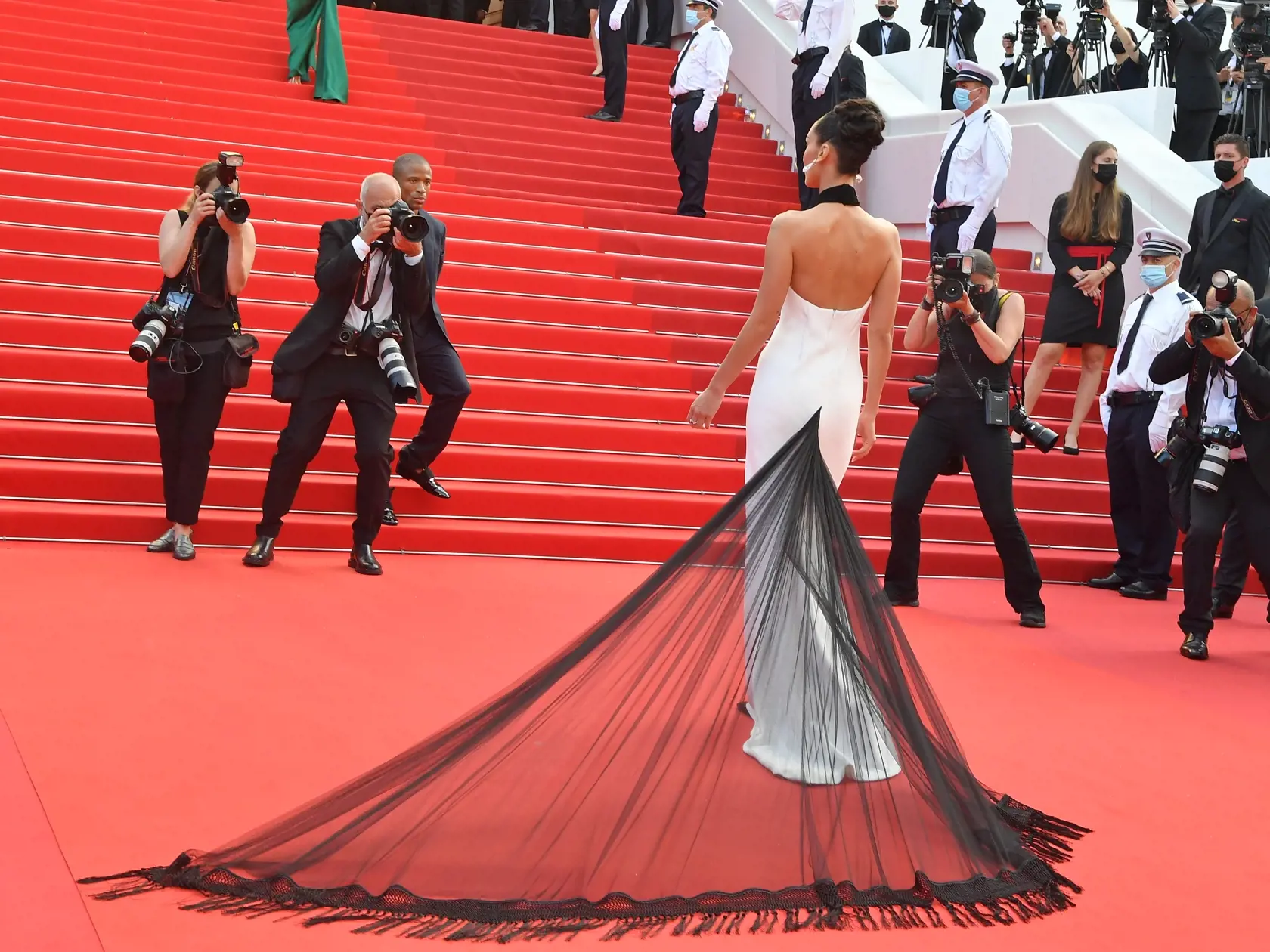 Úvodný deň festivalu v Cannes - Bella Hadid