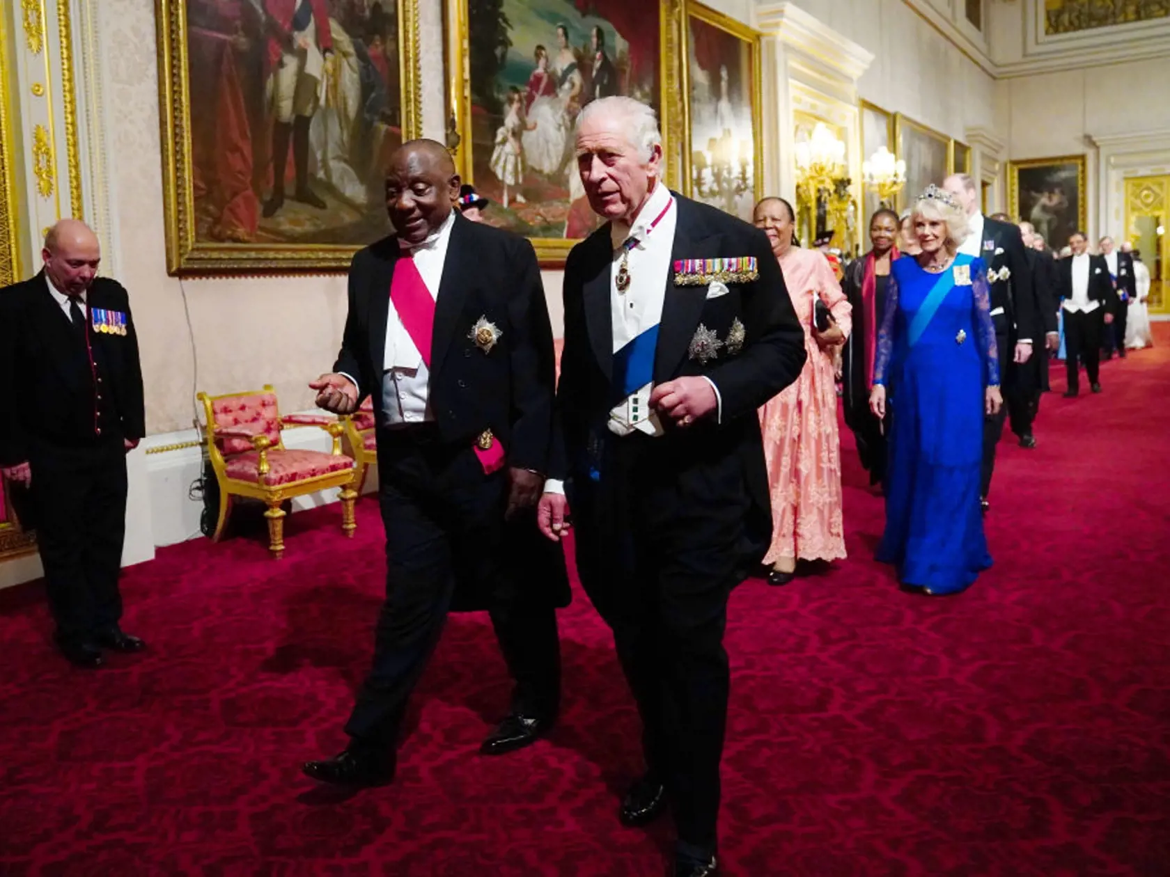 Počas banketu odviedol skvelú prácu aj samotný kráľ Charles, ktorý vystupoval v prvom rade ako diplomat. Kráľ Charles predniesol svoj prvý veľký prejav k zahraničnému vodcovi na tróne, aby naznačil, že jeho monarchia bude riešiť dedičstvo kolonializmu. Vo vyjadreniach pred juhoafrickým prezidentom Cyrilom Ramaphosom nový panovník uviedol, že aspekty vzťahu medzi oboma krajinami „vyvolali hlboký zármutok“, ale zároveň vyzval na budúcu spoluprácu.
