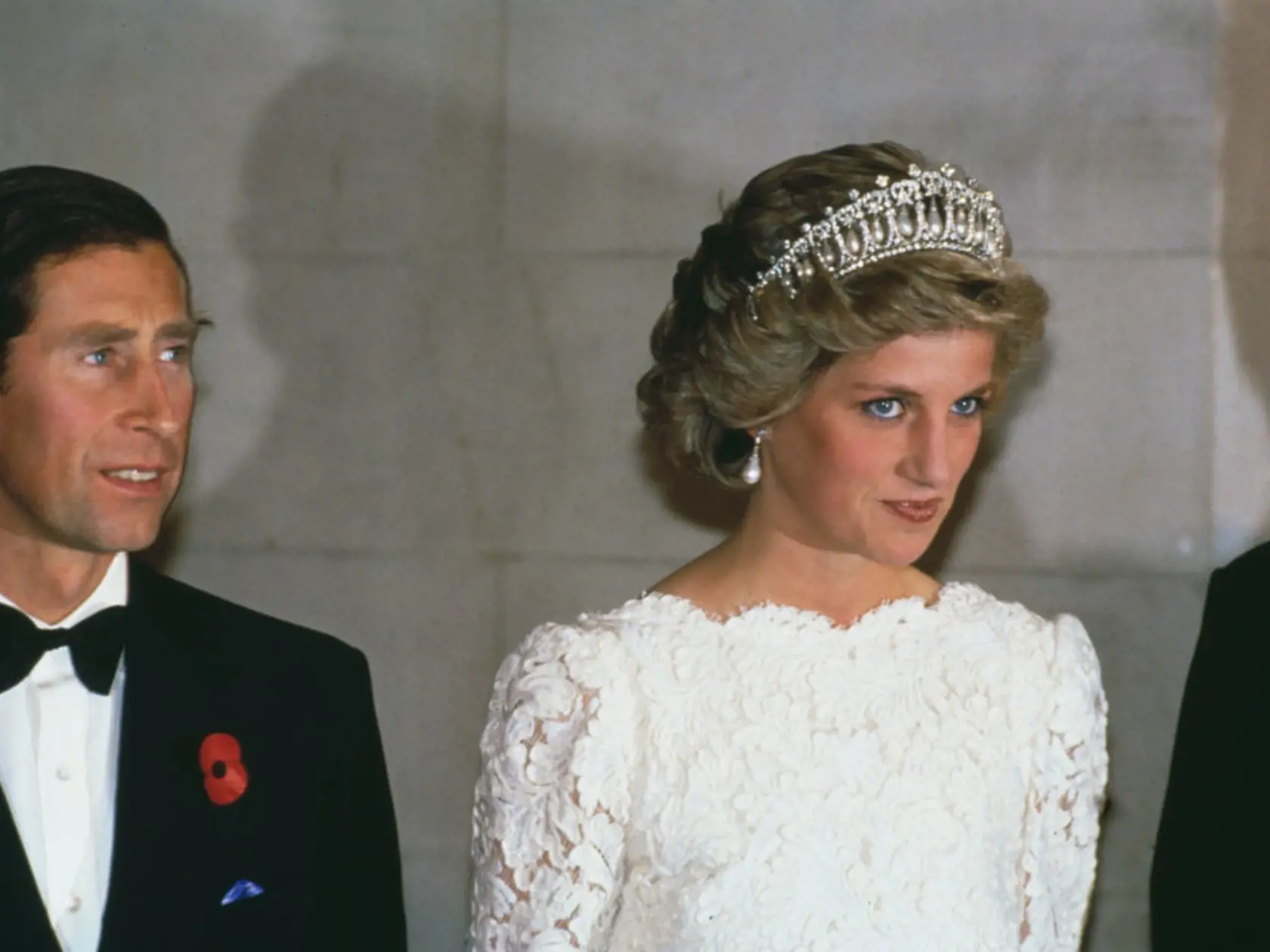 Kate si navyše ako poctu zosnulej svokre vzala obľúbenú tiaru zosnulej Lady Diany, ktorá ju od Alžbety II. dostala v roku 1981.