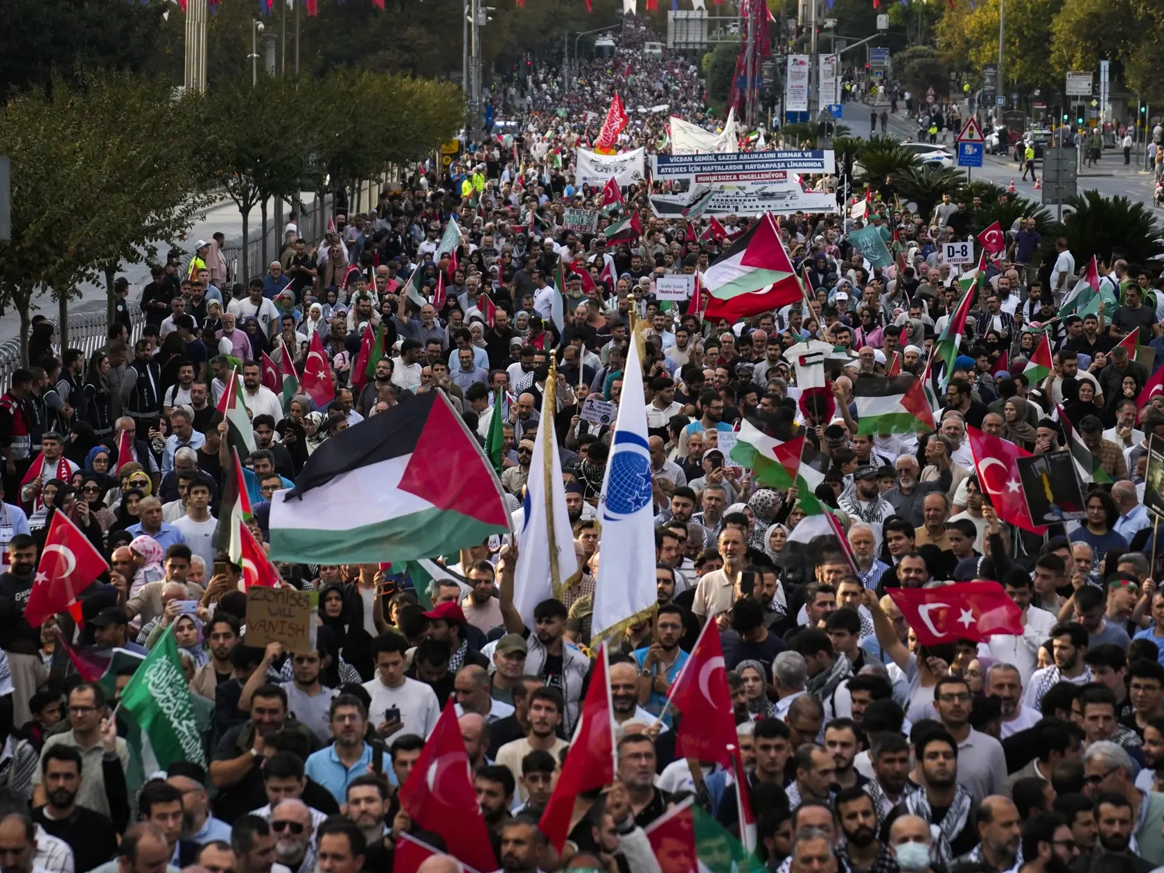 JB 80 Istanbul - Demonštranti pochodujú s palestínskymi a tureckými zástavami počas protestu na vyjadrenie solidarity s Palestínčanmi v Gaze na pro-palestínskom zhromaždení v Istanbule 6. októbra 2024, na ktorom sa zúčastnilo niekoľko tisícok demonštrantov. Tisíce demonštrantov sa v sobotu vydali do ulíc viacerých veľkých miest po celom svete, aby pred blížiacim sa prvým výročím začiatku vojny v Pásme Gazy žiadali ukončenie konfliktu. Informovali o tom agentúry AP a Reuters, píše TASR. FOTO TASR