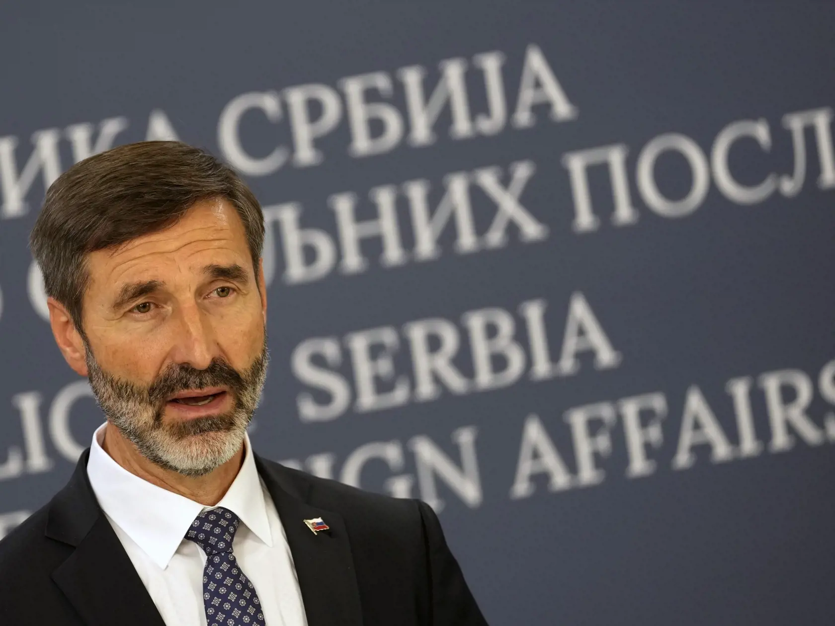 Minister zahraničných vecí a európskych záležitostí SR Juraj Blanár (Smer) hovorí počas tlačovej konferencie po rozhovoroch so srbským rezortným kolegom Markom Djuričom v Belehrade 18. októbra 2024. 