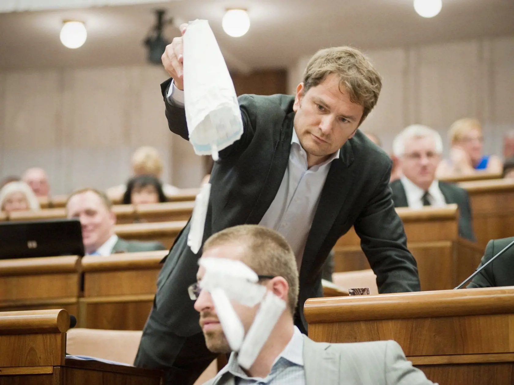 Igor Matovič pred rokmi, konkrétne v septembri 2012, vysypal priamo počas rokovania v parlamente poslancovi Martinovi Poliačikovi na hlavu injekčné striekačky. Ten totiž prezentoval čistý heroín ako neškodný.