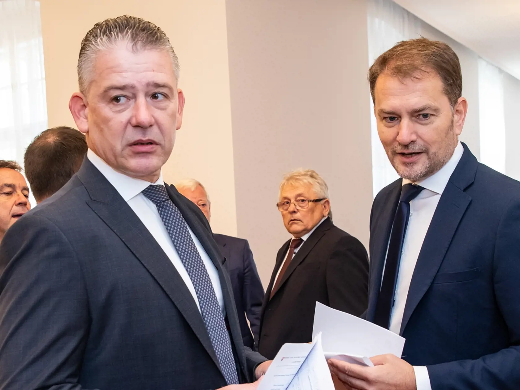 Novozvolení poslanci NR SR si preberajú osvedčenia o zvolení. Na snímke je Igor Matovič a Roman Mikulec.