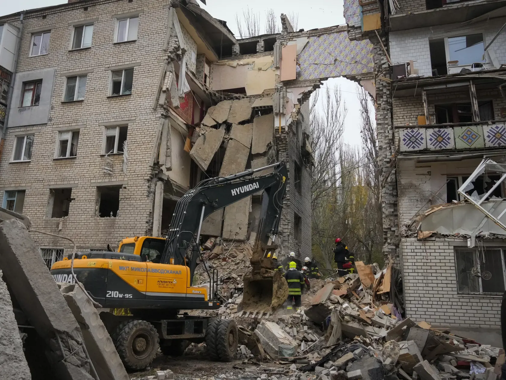 Záchranári pracujú na mieste zničenej bytovky po nočnom zásahu ruskej rakety 11. novembra 2022 v ukrajinskom meste Mykolajiv.