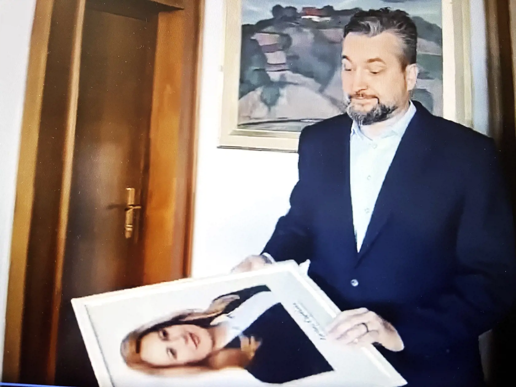 Ľuboš Blaha sa rozhodol oprášiť portrét prezidentky Zuzany Čaputovej aj vlajku Európskej únie, ktoré však už na miesto nevrátil. Oficiálnu štátnu pracovňu si radšej vyzdobil fotografiou kubánskeho komunistického revolucionára Che Guevaru.