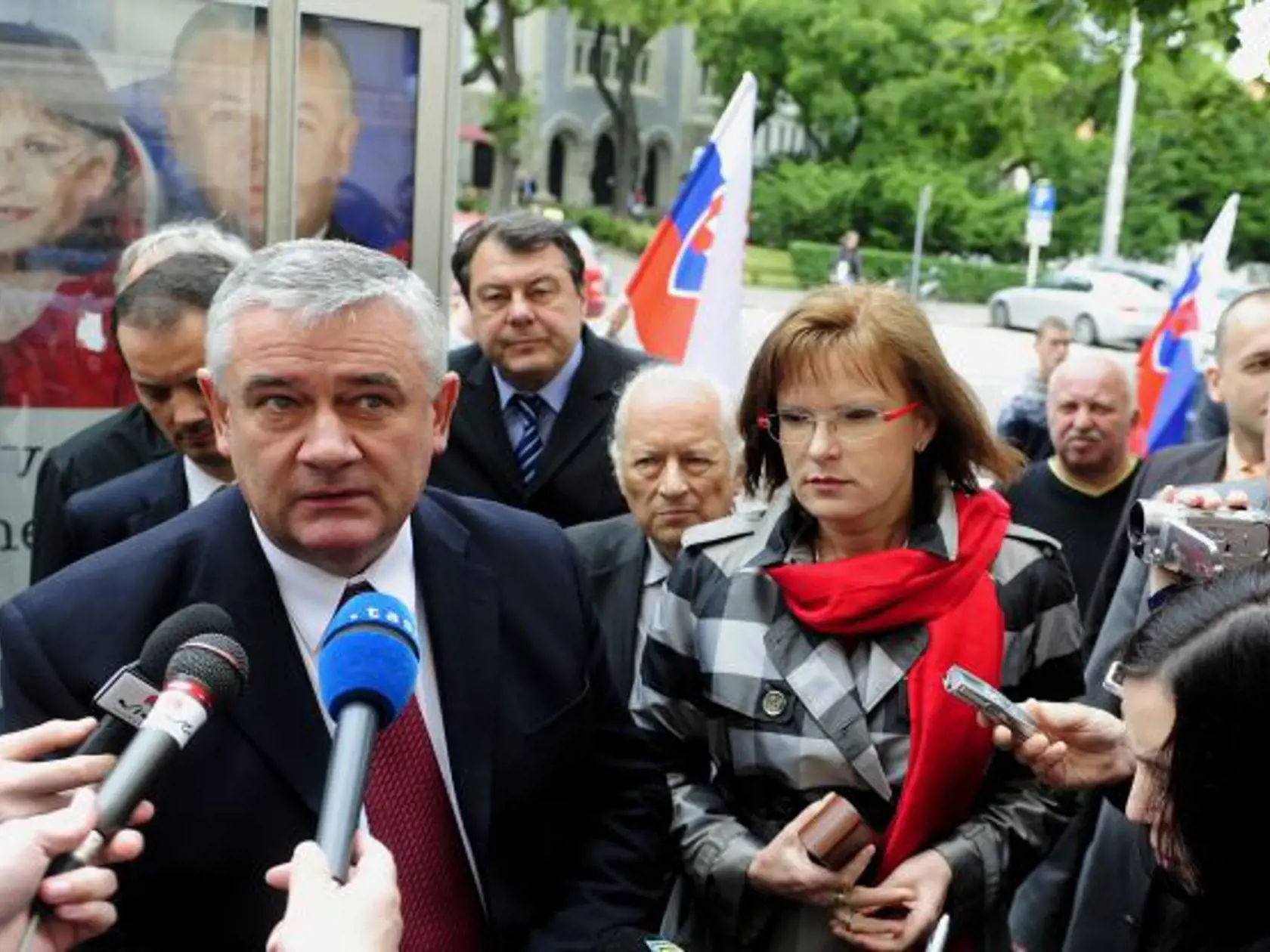 JÚN 2010: Šéf SNS Ján Slota (vľavo) odhalil pamätnú pamätnú tabľu k 90. výročiu podpísania trianonskej zmluvy, ktorá oficiálne ukončila existenciu Uhorska a umožnila vznik nástupníckych štátov, pred budovou Slovenskej pošty 3. júna 2010 v Bratislave. Na snímke vpravo splu s predsedom strany Anna Belousovová (vpravo) počas brífingu s novinármi.