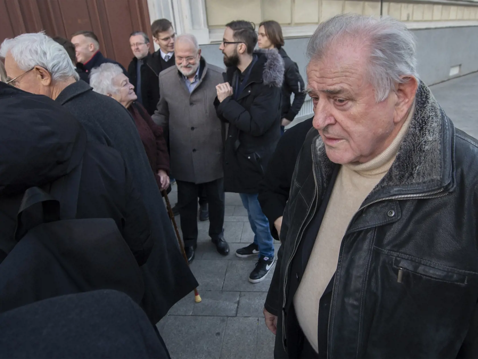 Na Župnom námestí v Bratislave sa konalo spomienkové podujatie pri príležitosti 30. výročia  ústavného zániku Českej a Slovenskej federatívnej republiky (ČSFR). Na podujatí slávnostne odhalili pamätnú tabuľu na historickej budove Národnej rady SR. Na snímke bývalý premiér SR Vladimír Mečiar (vpravo) a slovenský exprezident Ivan Gašparovič (štvrtý sprava) počas spomienkového podujatia v Bratislave v piatok 25. novembra 2022.