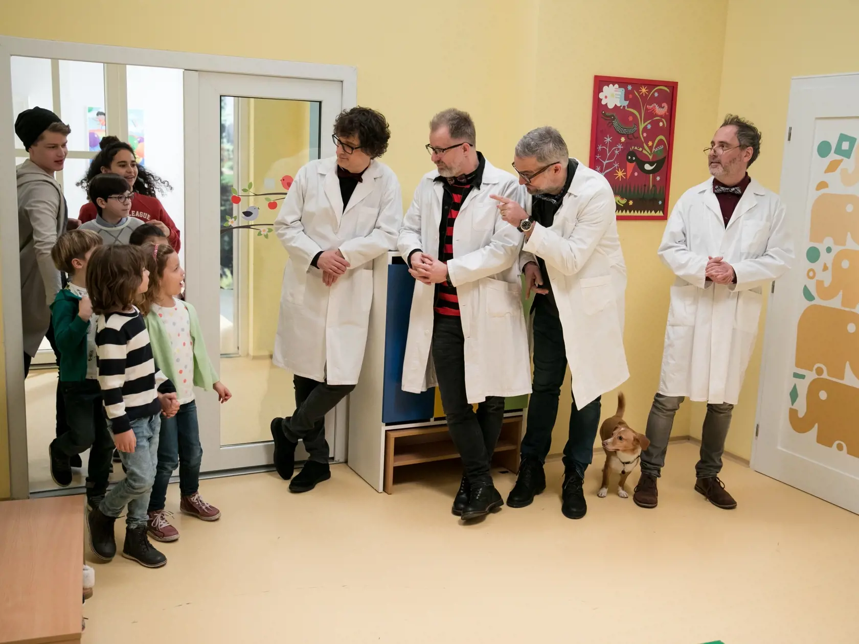Do nakrúcania sa zapojil aj pes hudobníka Yxa Eddie.