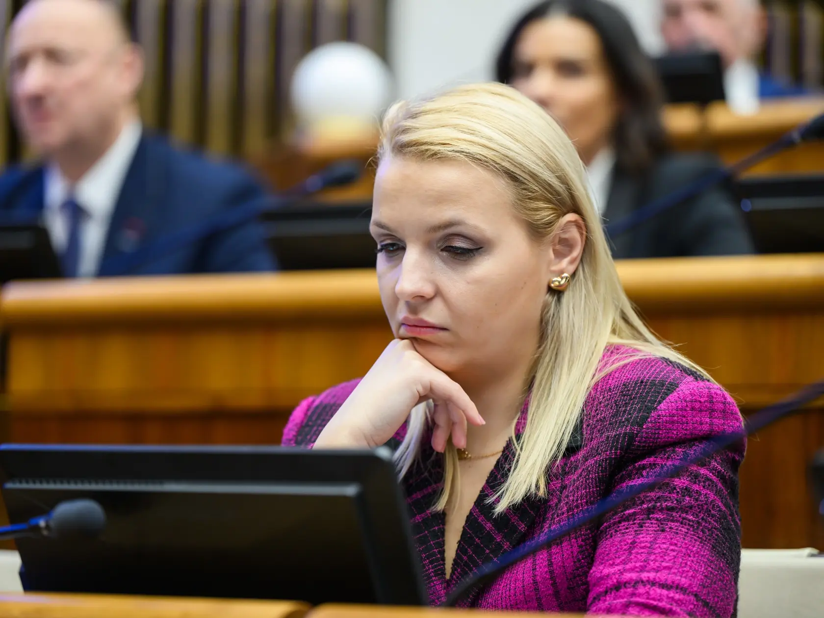 Na snímke koaličná poslankyňa Národnej rady (NR) SR Zuzana Plevíková (SMER-SD) počúva počas mimoriadnej schôdze parlamentu k zdravotníckemu a stavebnému zákonu v Bratislave v utorok 4. februára 2025. FOTO TASR - Jaroslav Novák
