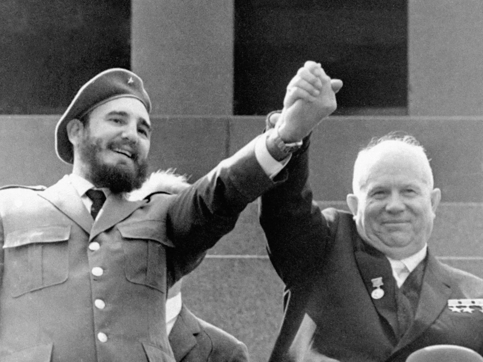 Na archívnej snímke z 1. mája 1963 je vľavo Fidel Castro a vpravo 1. tajomník ÚV KSSZ a predseda Rady ministrov ZSSR Nikita Chruščov počas osláv 1. mája v Moskve.