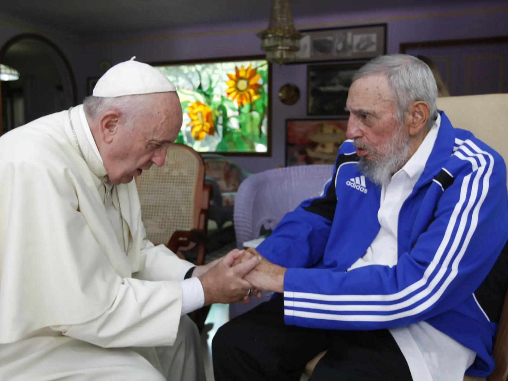 Na snímke vľavo pápež František a vpravo bývalý kubánsky revolučný vodca a prezident Fidel Castro počas stretnutia v Havane 20. septembra 2015.