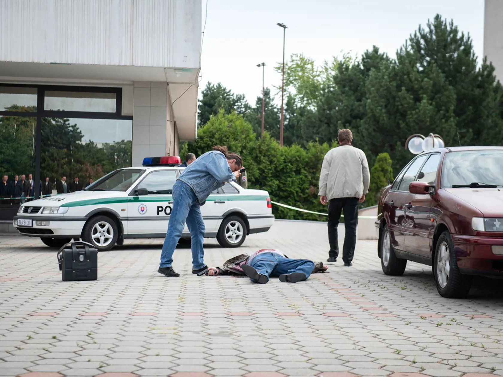 Film ČERNÁK: Zábery na zavraždeného mafiána Miroslava Sýkoru sa nakrúcali na identickom mieste, teda priamo pred hotelom Holiday Inn. 