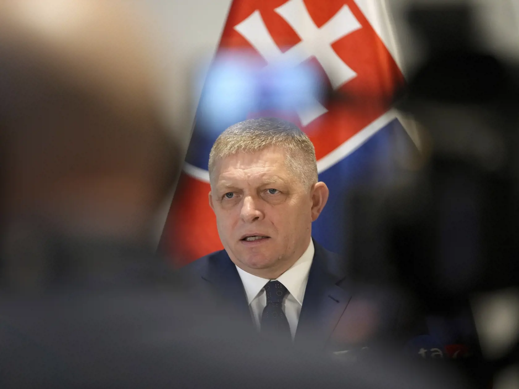WA 66 Brusel - Predseda vlády SR Robert Fico (Smer-SD) počas tlačovej konferencie v Bruseli vo štvrtok 9. januára 2025. Premiér Fico a ministerka hospodárstva SR Denisa Saková (Hlas-SD) bilaterálne rokovali v Bruseli s predstaviteľmi Európskej komisie (EK) o zastavení tranzitu ruského plynu na Slovensko. Pôvodné stretnutie sa malo uskutočniť už v utorok aj za účasti ukrajinskej delegácie. Eurokomisia ho však podľa vyhlásenia Úradu vlády SR zrušila pre neúčasť ukrajinskej strany a preplánovala na štvrtok. Na konci roka 2024 vypršala platnosť zmluvy o tranzite ruského plynu cez územie Ukrajiny. Kyjev sa rozhodol zmluvu nepredĺžiť. Slovenský premiér v tejto súvislosti avizoval možné prijatie recipročných opatrení v podobe zastavenia dodávok elektrickej energie a krátenia pomoci ukrajinským obyvateľom na našom území. FOTO TASR/AP
Slovakian Prime Minister Robert Fico speaks during a media conference, regarding Ukraine's decision to halt Russian gas supplies to Europe, at the Slovakian Representation in Brussels, Thursday, Jan. 9, 2025. (AP Photo/Virginia Mayo)