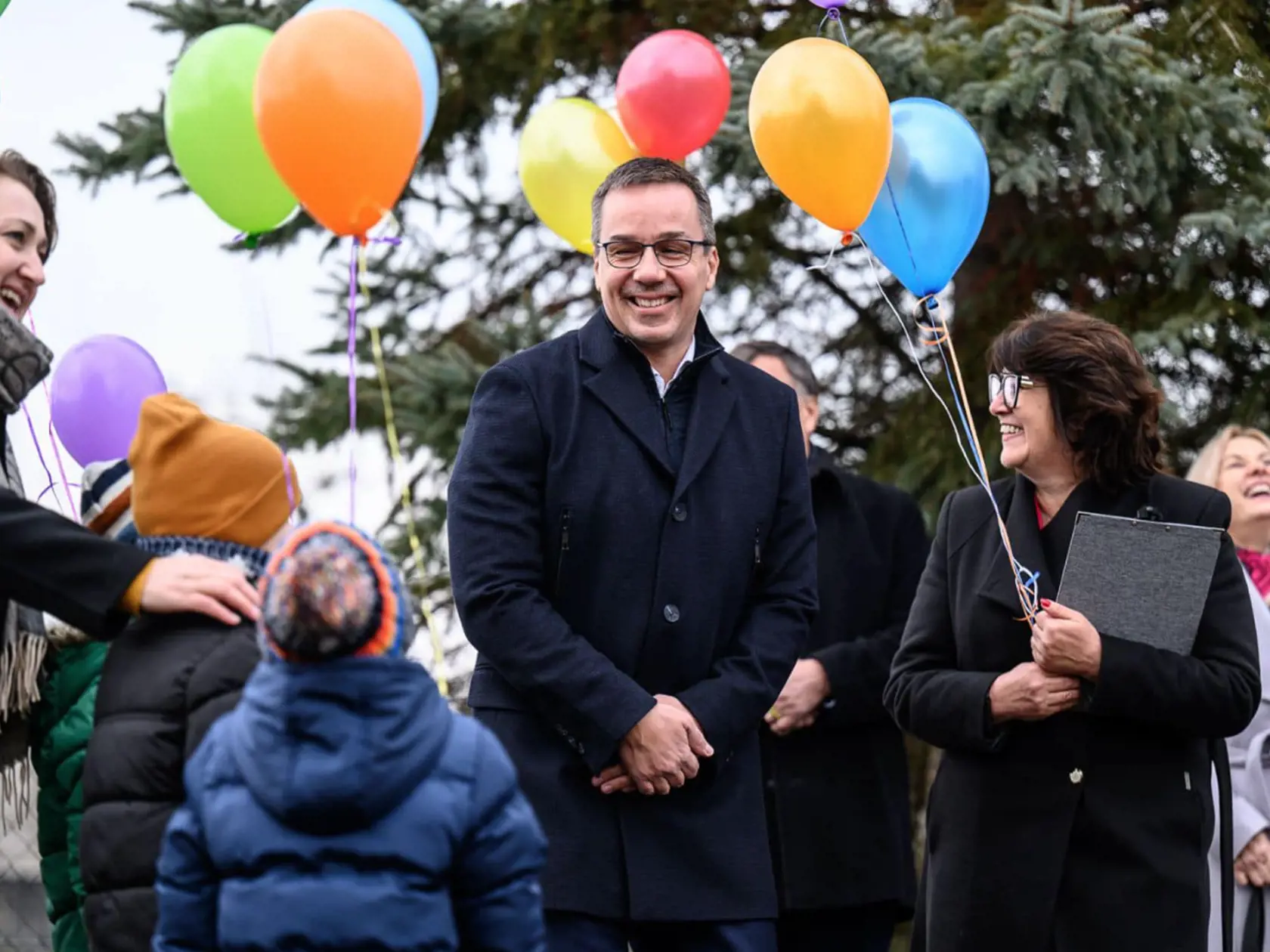 Minister práce Erik Tomáš (Hlas) deň pred Mikulášom potešil detičky na východnom Slovensku. Otvoril nové detské ihriská v Nižnej Kamenici a v Humennom.