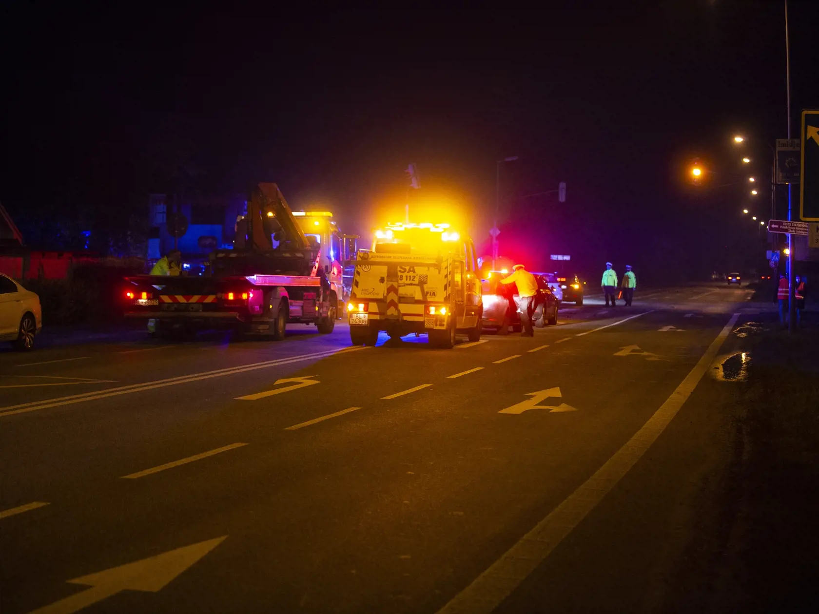Na snímke hasiči a policajti zasahujú počas dopravnej nehody predsedu NR SR Borisa Kollára (Sme rodina), ktorý havaroval za Slovnaftom na ulici Mramorova v Bratislave v sobotu 24. októbra 2020. FOTO TASR - Jakub Kotian
