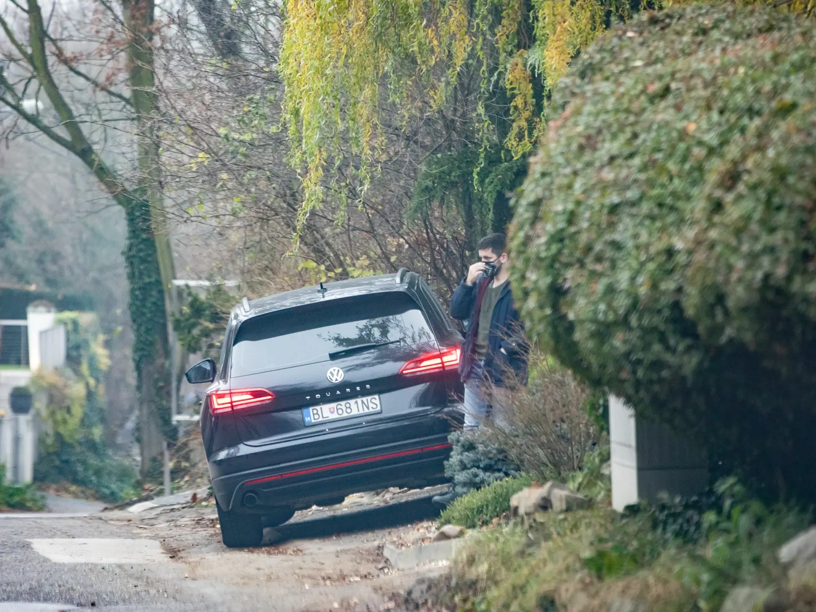 Paparazzi fotky z odchodu Borisa Kollára z nemocnice po ťažkej autonehode.