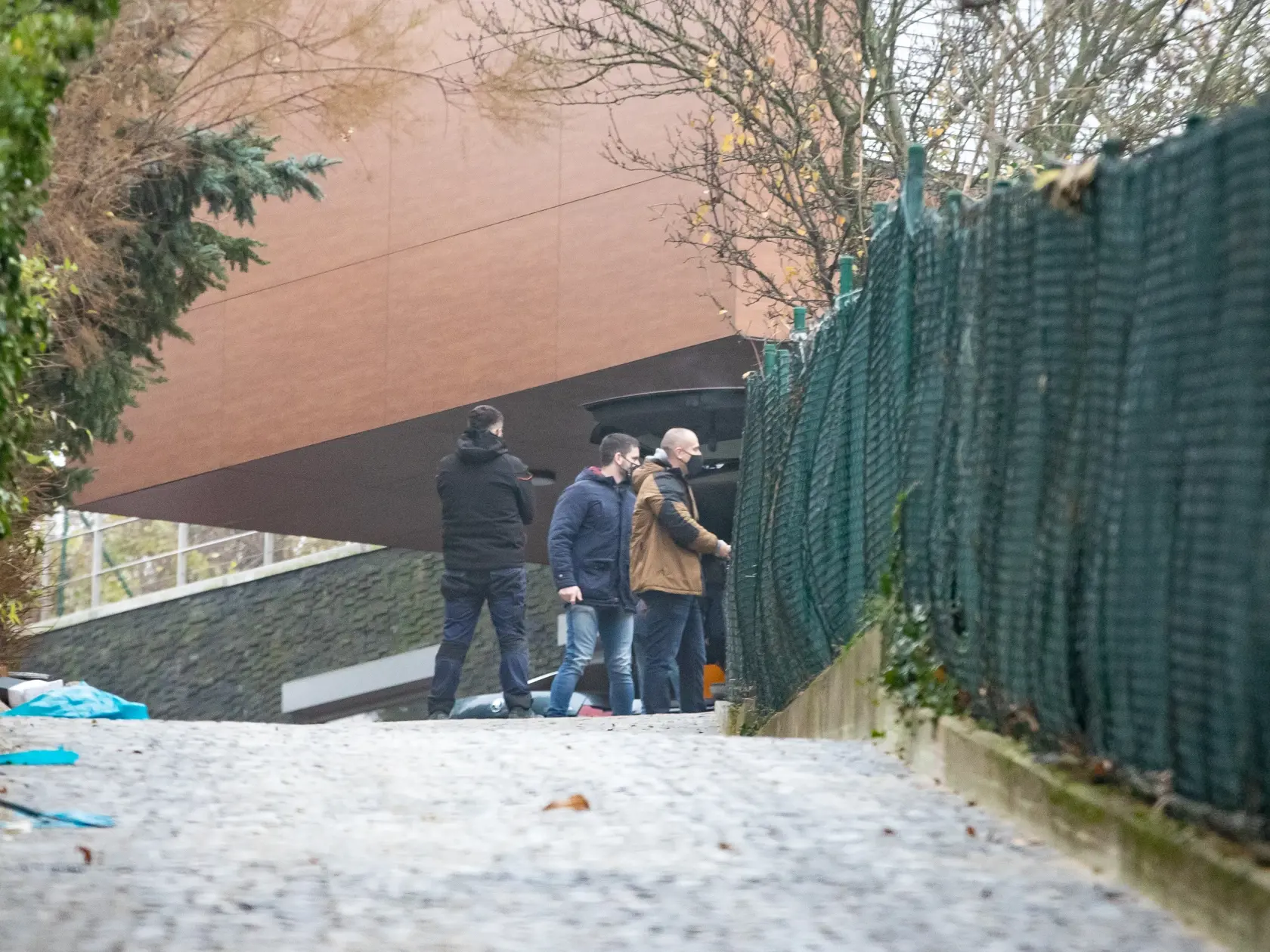 Paparazzi fotky z odchodu Borisa Kollára z nemocnice po ťažkej autonehode.