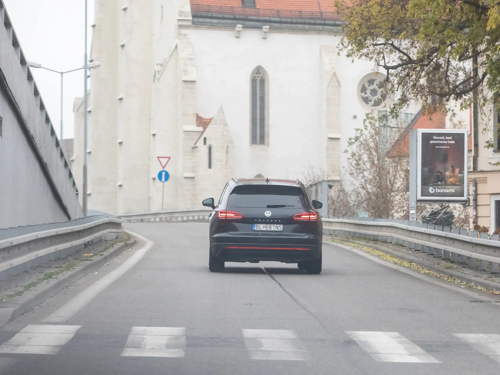 Paparazzi fotky z odchodu Borisa Kollára z nemocnice po ťažkej autonehode.