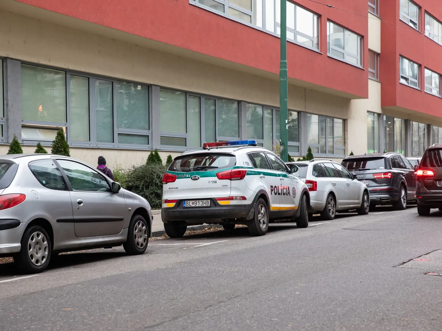 Paparazzi fotky z odchodu Borisa Kollára z nemocnice po ťažkej autonehode.