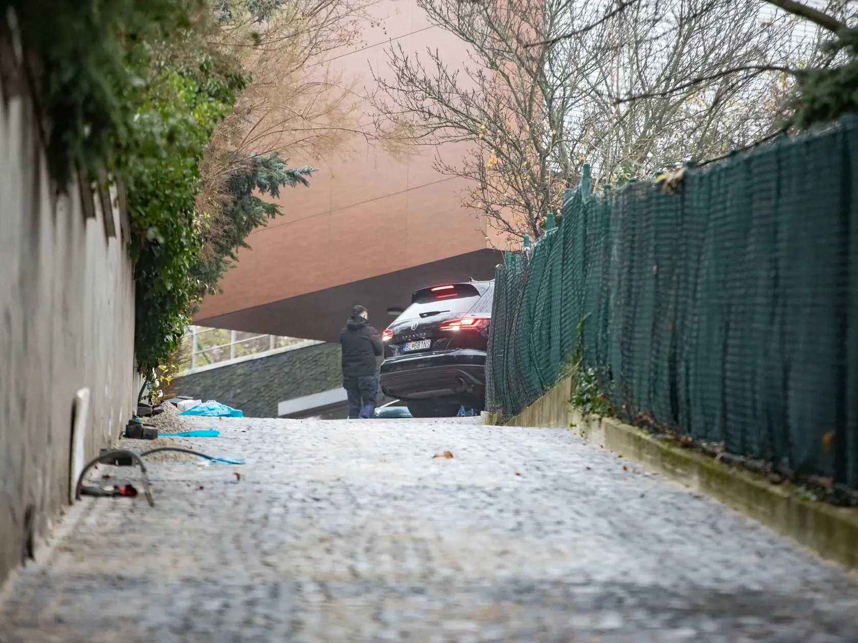 Paparazzi fotky z odchodu Borisa Kollára z nemocnice po ťažkej autonehode.