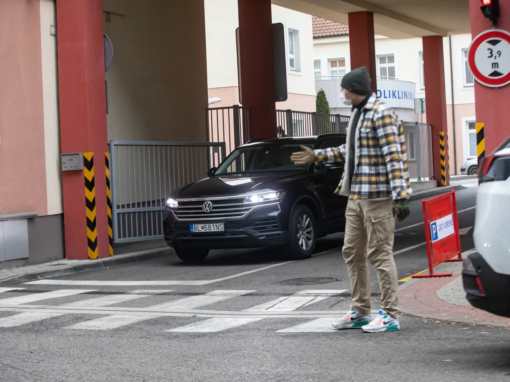 Paparazzi fotky z odchodu Borisa Kollára z nemocnice po ťažkej autonehode.