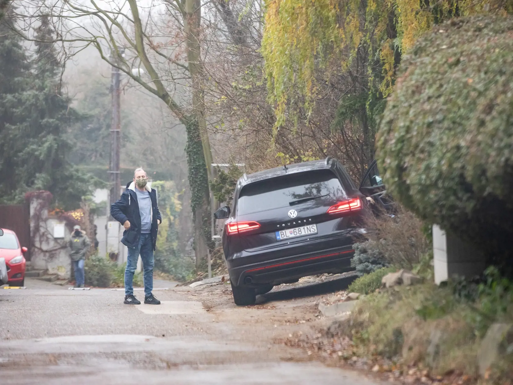 Paparazzi fotky z odchodu Borisa Kollára z nemocnice po ťažkej autonehode.