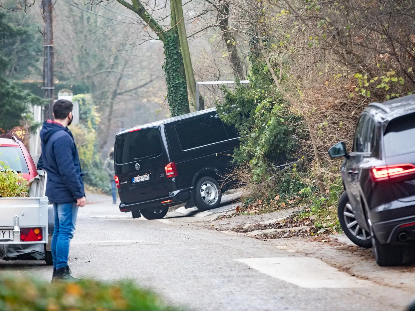 Paparazzi fotky z odchodu Borisa Kollára z nemocnice po ťažkej autonehode.