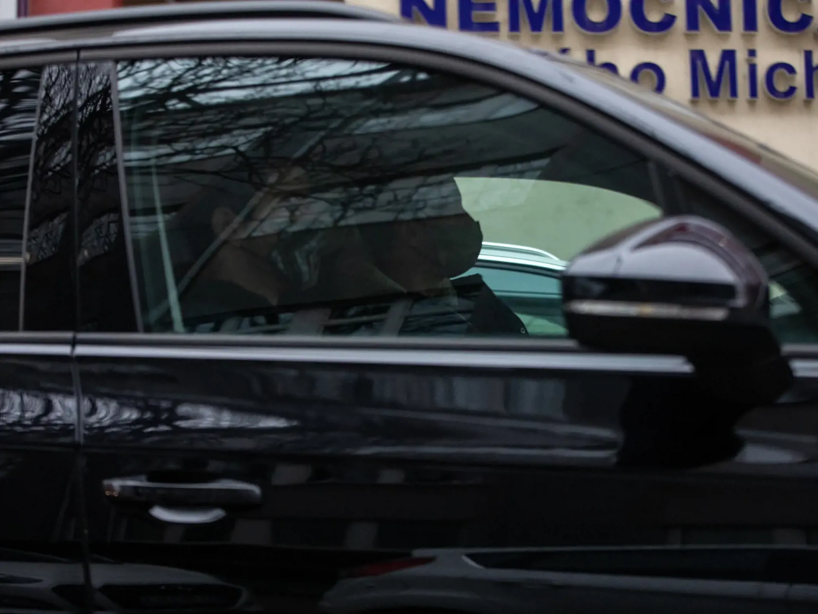Paparazzi fotky z odchodu Borisa Kollára z nemocnice po ťažkej autonehode.