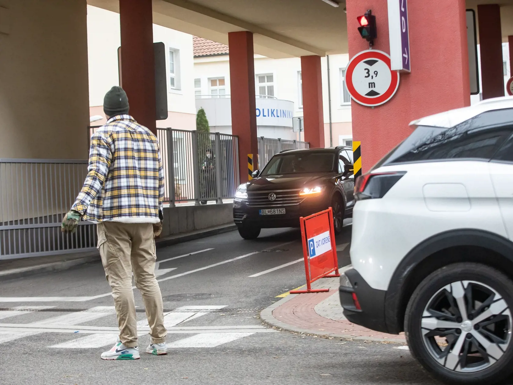 Paparazzi fotky z odchodu Borisa Kollára z nemocnice po ťažkej autonehode.