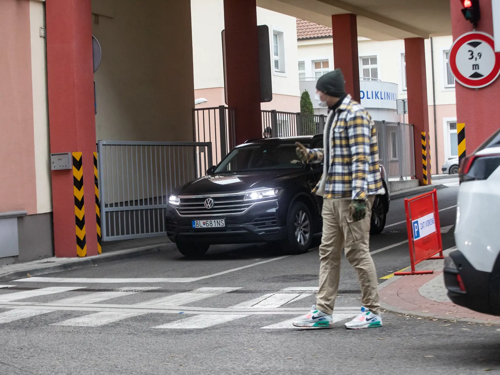 Paparazzi fotky z odchodu Borisa Kollára z nemocnice po ťažkej autonehode.