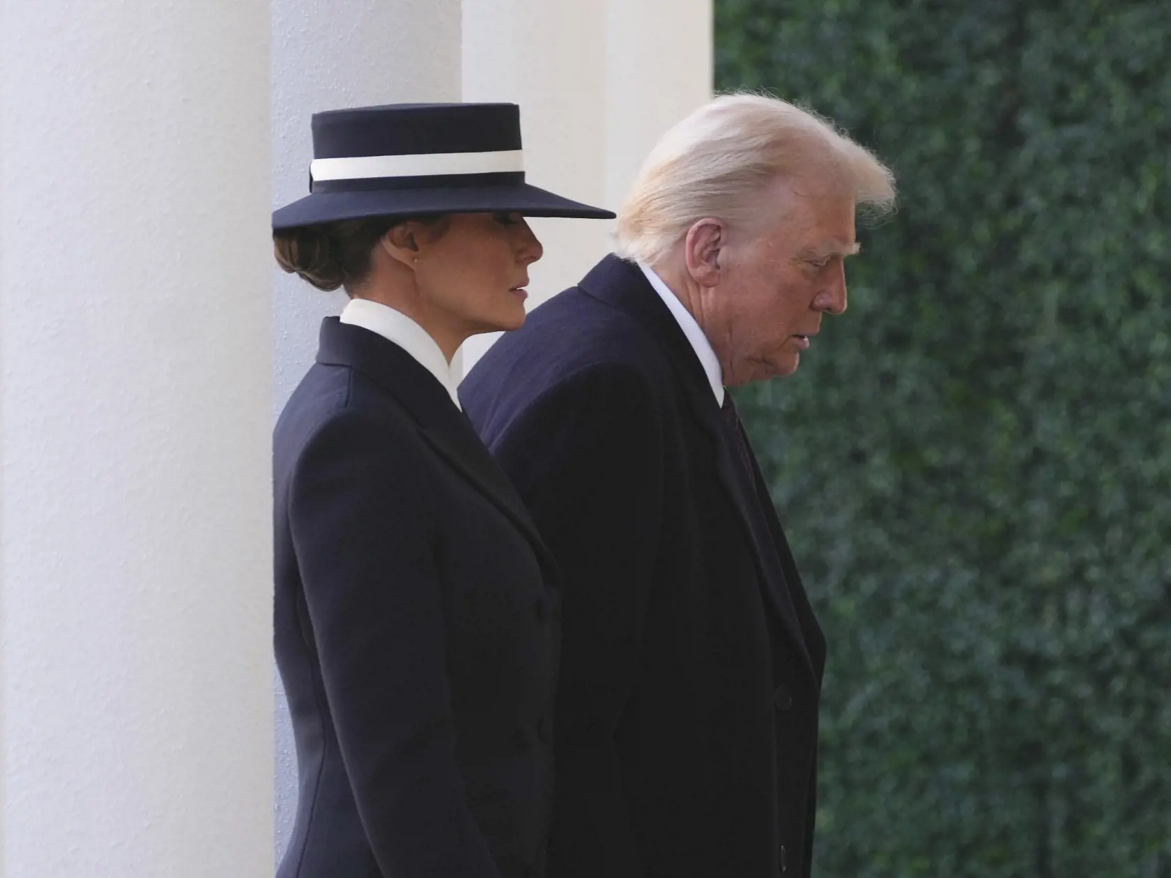JB 5 Washington - Zvolený americký prezident Donald Trump a jeho manželka Melania prichádzajú na bohoslužbu v Episkopálnom kostole Sv. Jána neďaleko Bieleho domu vo Washingtone 20. januára 2025 pred jeho dnešnou inauguráciou. FOTO TASR/AP

President-elect Donald Trump and his wife Melania arrive for church service at St. John's Episcopal Church across from the White House in Washington, Monday, Jan. 20, 2025, on Donald Trump's inauguration day. (AP Photo/Matt Rourke)