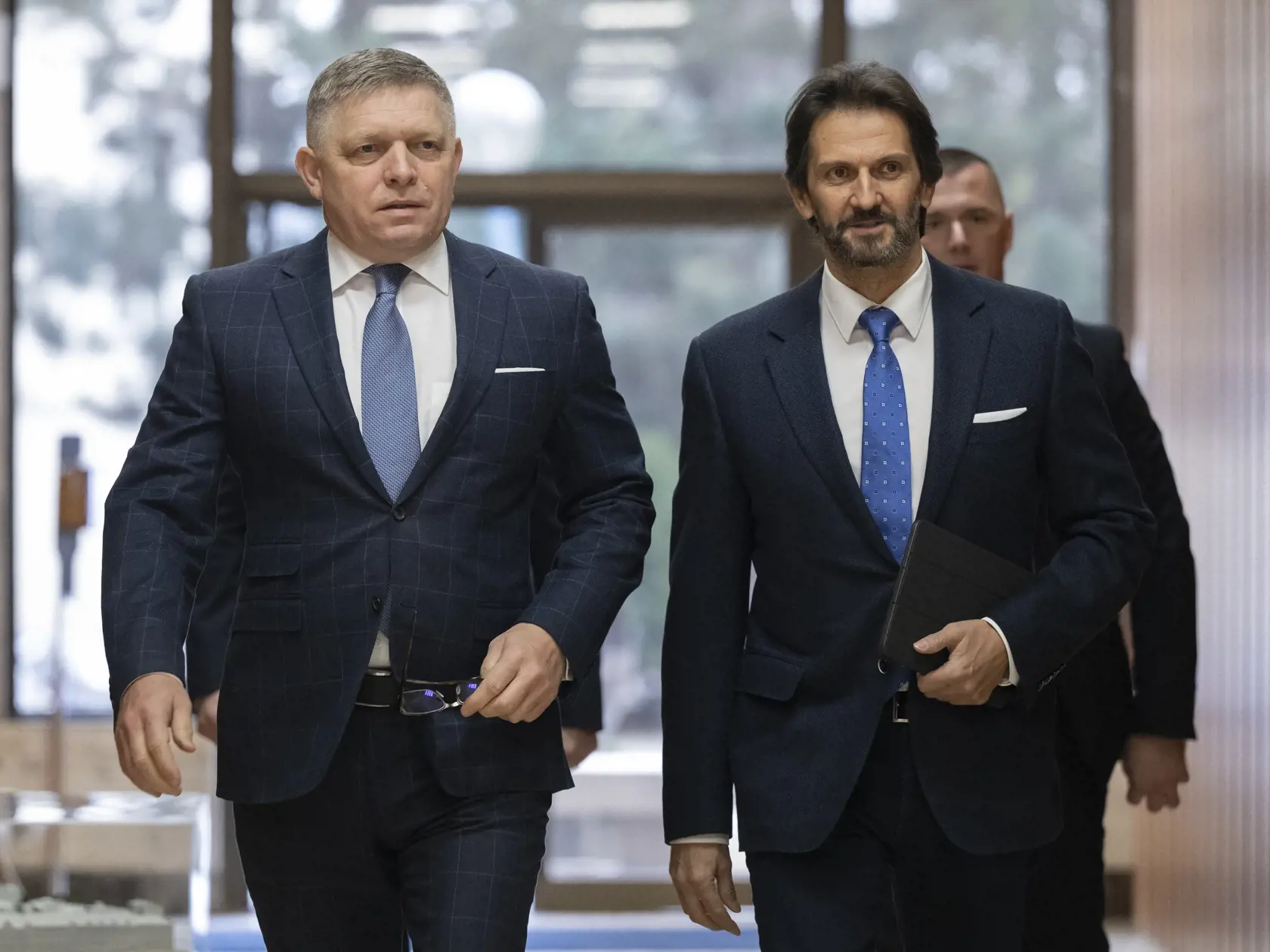 Zľava premiér SR Robert Fico, podpredseda vlády SR a minister obrany SR Robert Kaliňák (obaja Smer) prichádzajú na 7. schôdzu vlády SR v Bratislave v pondelok 4. decembra 2023.