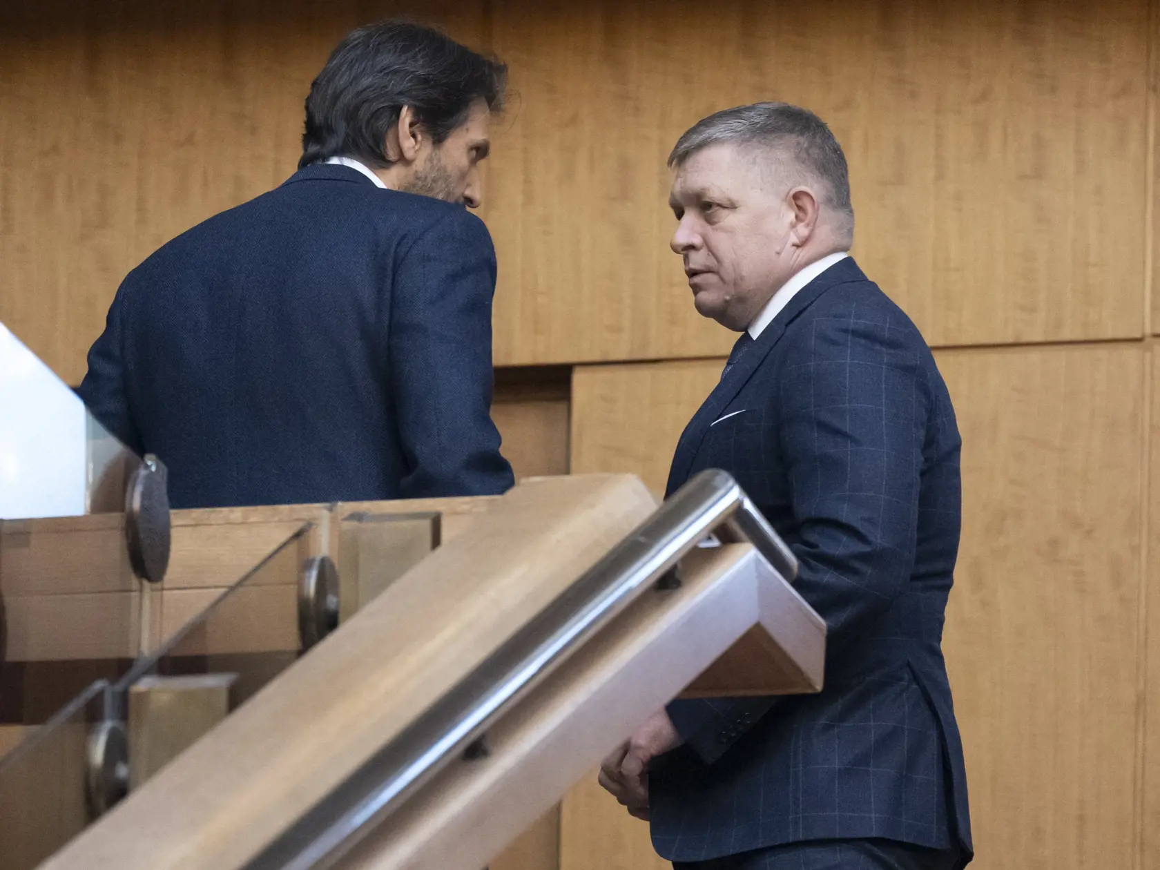 Vpravo premiér SR Robert Fico a vľavo minister obrany SR Robert Kaliňák (obaja Smer) prichádzajú na 7. schôdzu vlády SR v Bratislave v pondelok 4. decembra 2023.
