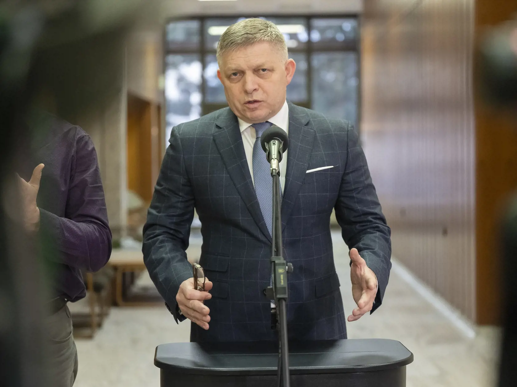 Premiér SR Robert Fico (Smer) gestikuluje počas vyhlásenia po skončení 7. zasadnutia vlády SR v Bratislave v pondelok 4. decembra 2023.