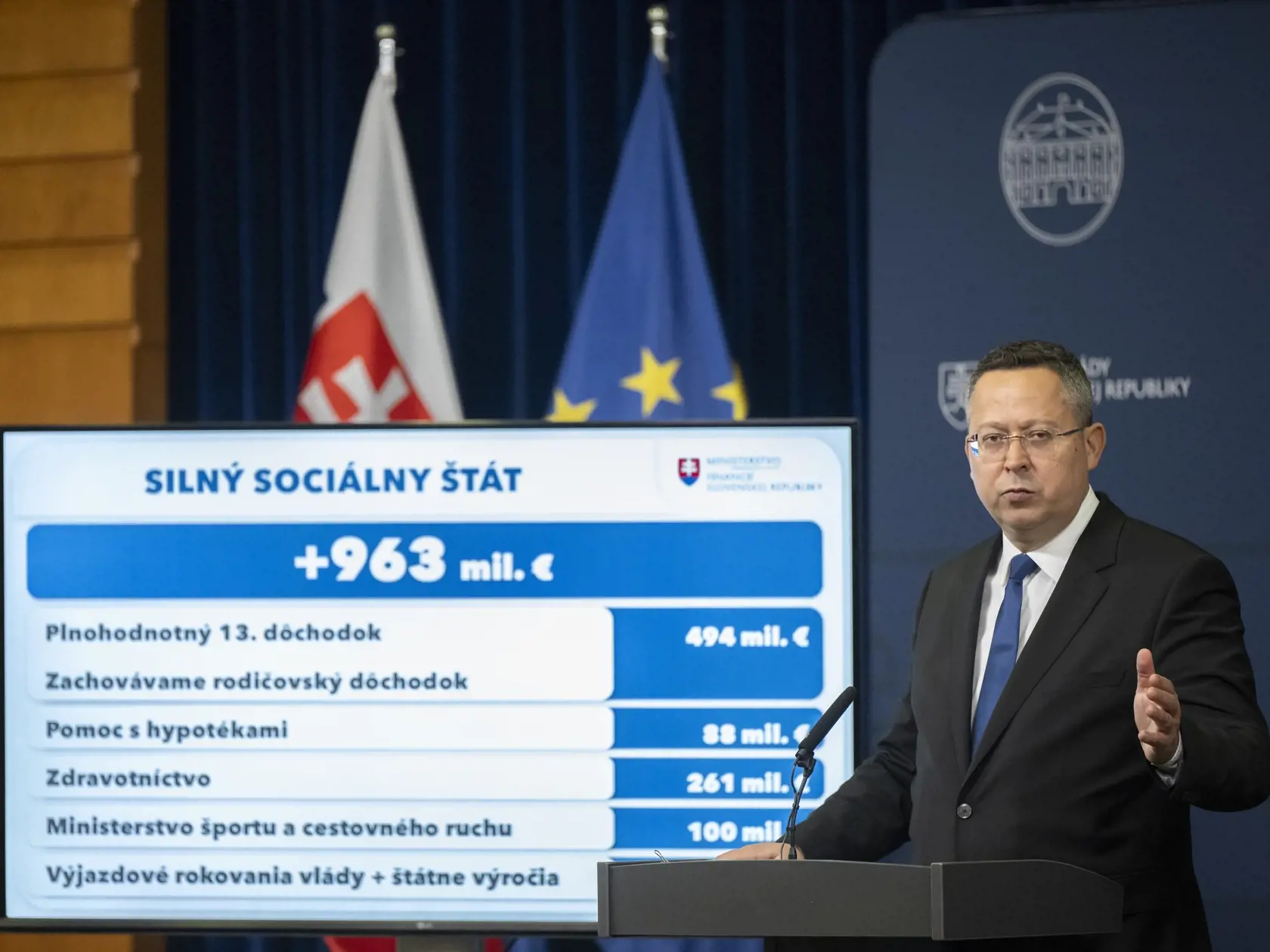 Minister financií SR Ladislav Kamenický (Smer) informuje o konsolidácii verejných financií počas tlačovej konferencie po ukončení 7. zasadnutia vlády SR 4. decembra 2023 v Bratislave.