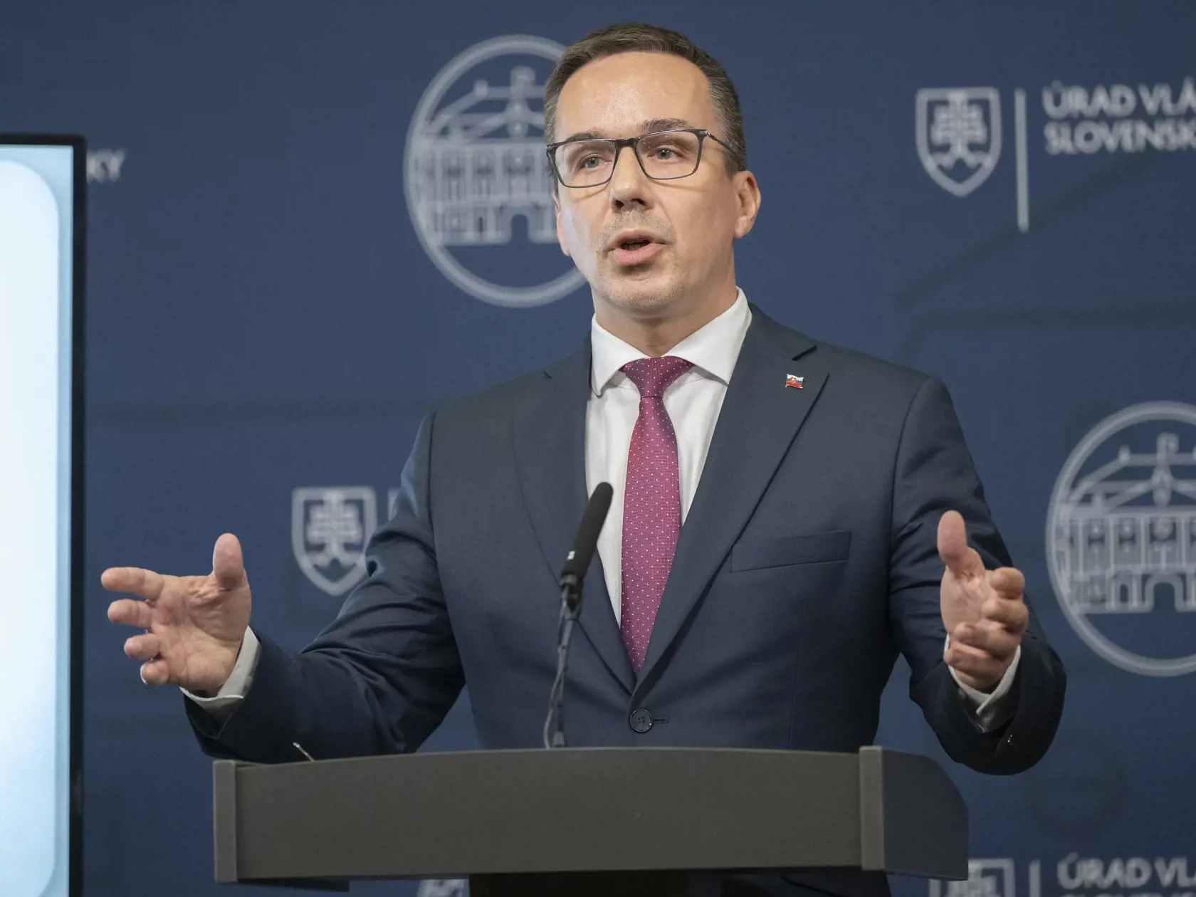 Minister práce, sociálnych vecí a rodiny SR Erik Tomáš (Hlas) gestikuluje počas tlačovej konferencie po ukončení 7. zasadnutia vlády SR 4. decembra 2023 v Bratislave.