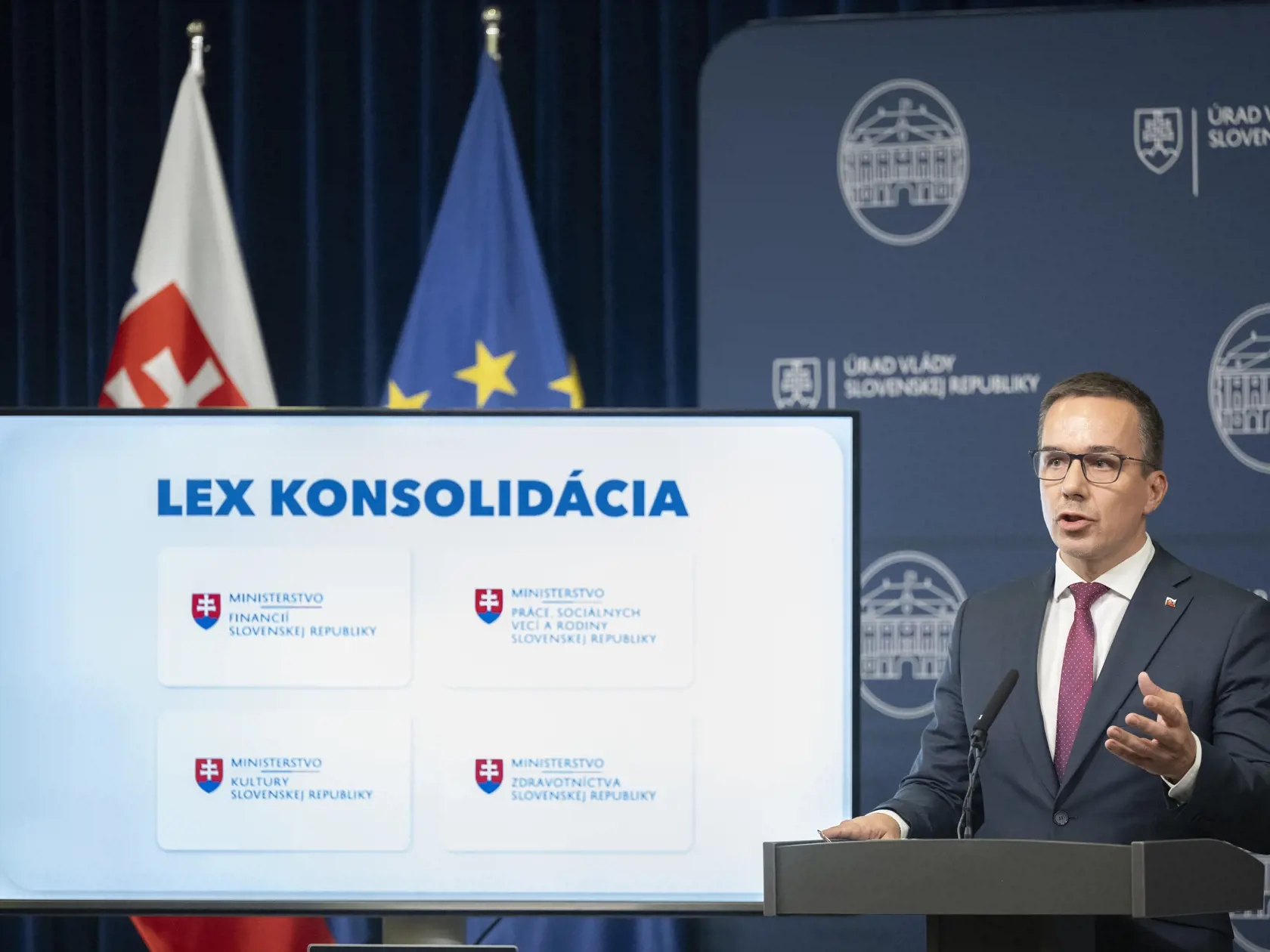 Minister práce, sociálnych vecí a rodiny SR Erik Tomáš (Hlas) gestikuluje počas tlačovej konferencie po ukončení 7. zasadnutia vlády SR 4. decembra 2023 v Bratislave.