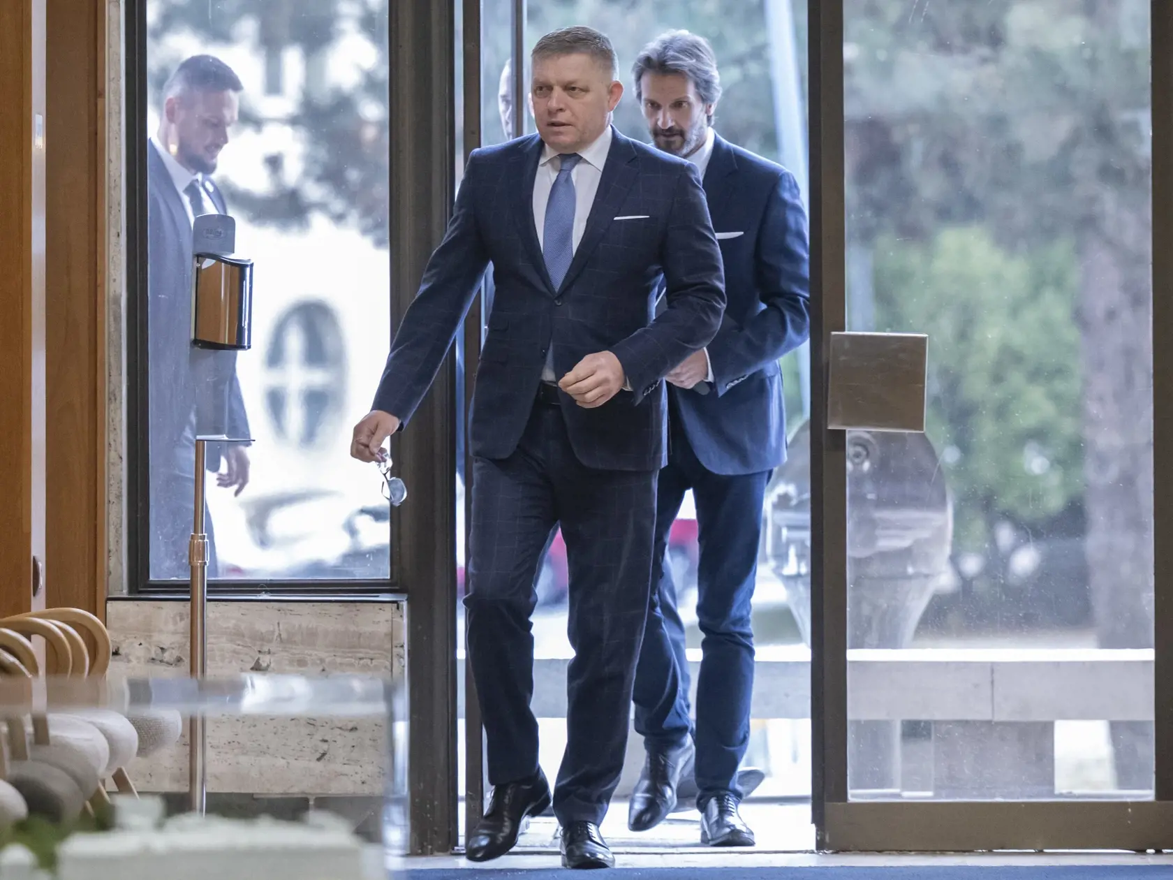 Zľava premiér SR Robert Fico, podpredseda vlády SR a minister obrany SR Robert Kaliňák (obaja Smer) prichádzajú na 7. schôdzu vlády SR v Bratislave v pondelok 4. decembra 2023.