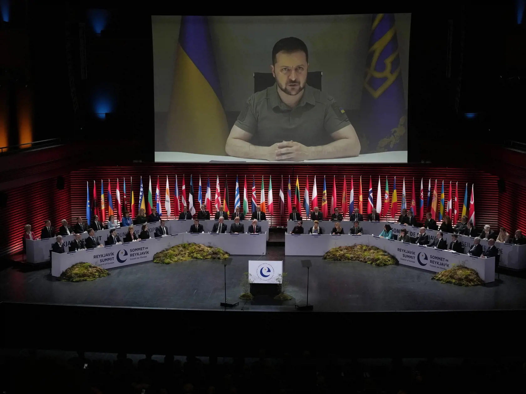 Ukrajinský prezident Volodymyr Zelenskyj sa prihovára prostredníctvom videoprejavu na summite Rady Európy (RE) v islandskej metropole Reykjavík v utorok 16. mája 2023.
