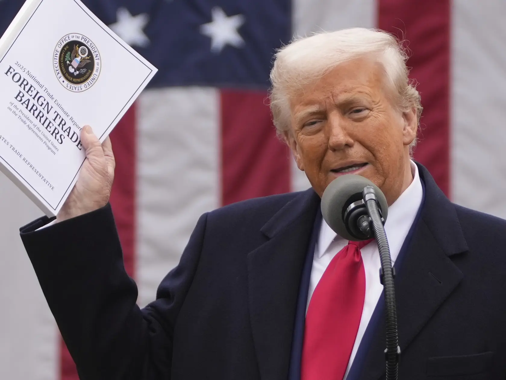 Americký prezident Donald Trump oznamuje zavedenie nových ciel.