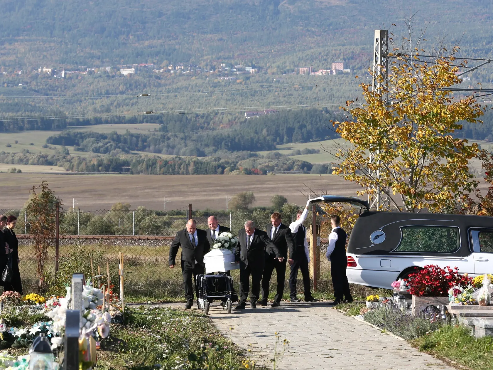 Posledná rozlúčka s nadanou študentkou Broňou. V sobotu (8.10.) sa rozlúčili rodiny Mareka a Brone so svojími milovanými deťmi, vnúčatami, a súrodencami. Ich mladé životy vyhasli vinou opitého vodiča.