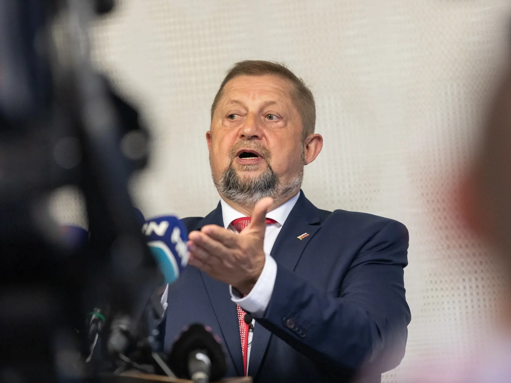 Tlačová konferencia Štefana Harabína v bratislavskom hoteli Apollo k menovaní novej prezidentky.