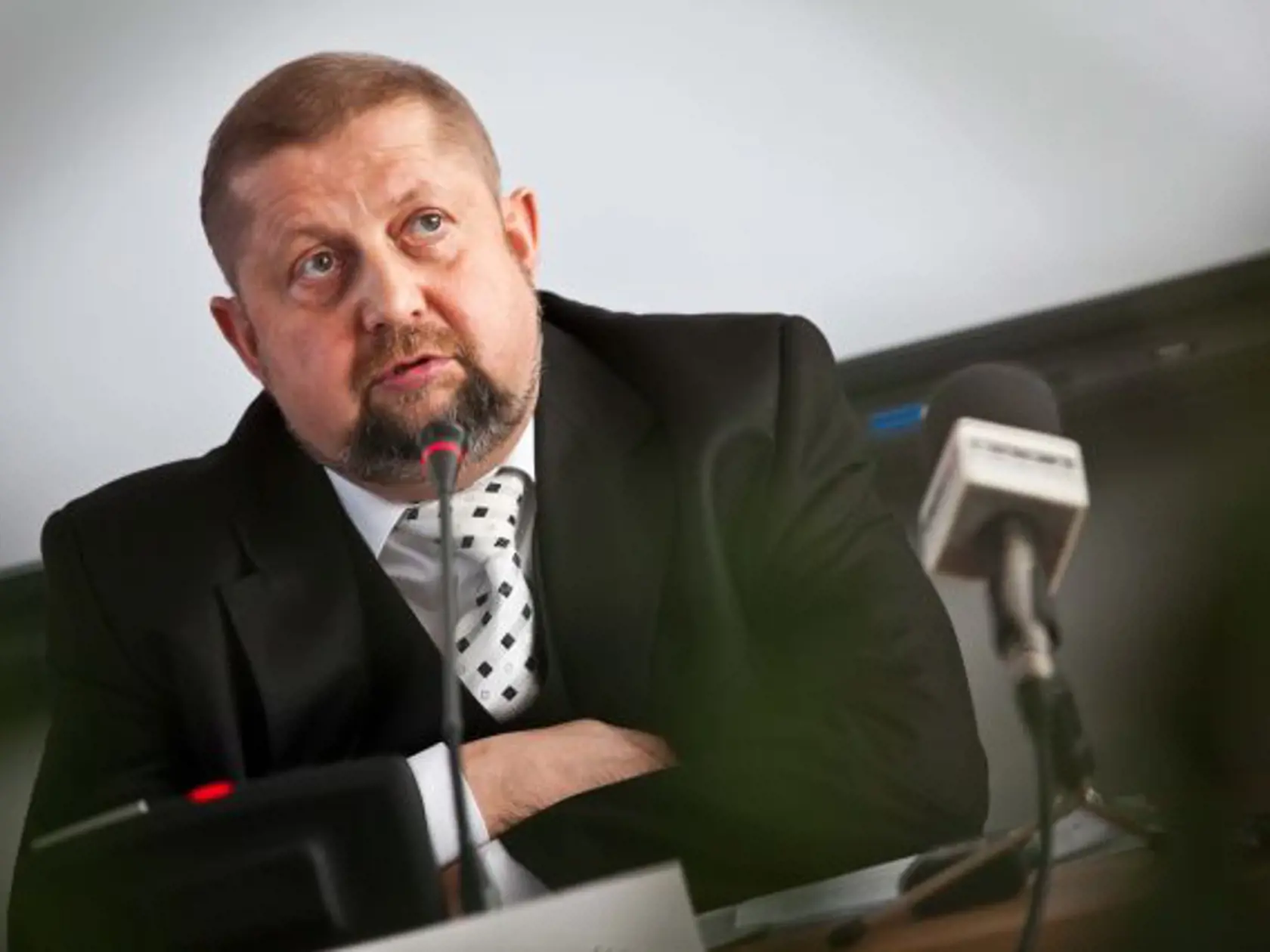 Predseda Súdnej rady SR Štefan Harabin na TB po ukonèení stretnutia delegácie Súdnej rady Španielskeho krá¾ovstva s èlenmi Súdnej rady SR. Bratislava, 9. február 2011.   Foto: SITA/Jozef Jakubèo
