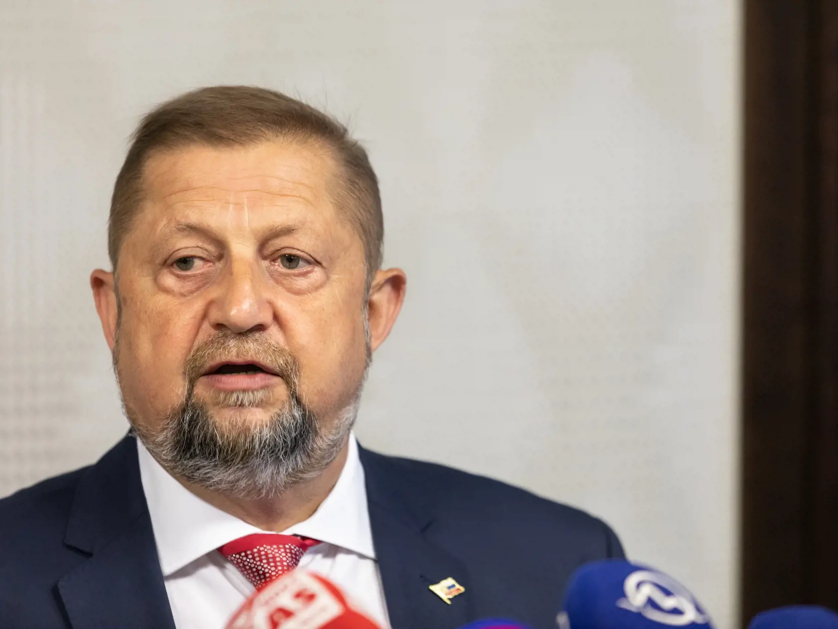 Tlačová konferencia Štefana Harabína v bratislavskom hoteli Apollo k menovaní novej prezidentky.